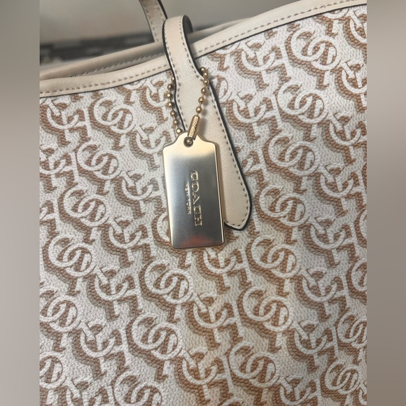 🛍️🆕Nwt Coach all’s around tote 🆕🛍️🛍️ Im at the Lowest on this - Picture 7 of 17